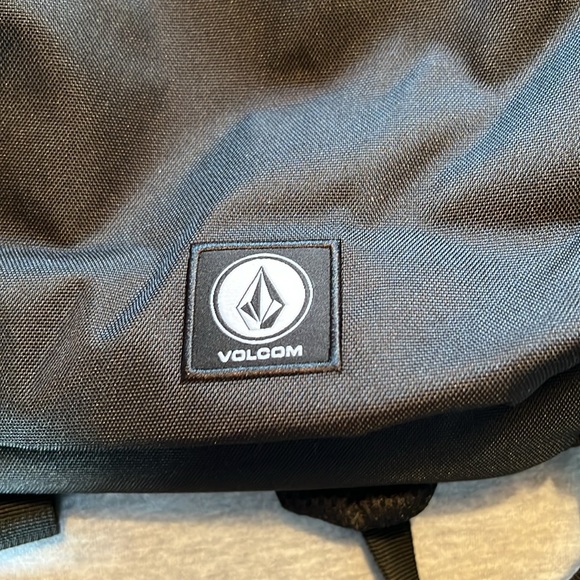 *NWT* Volcom Day Trip Backpack/Crossbody/Tote - Picture 2 of 8